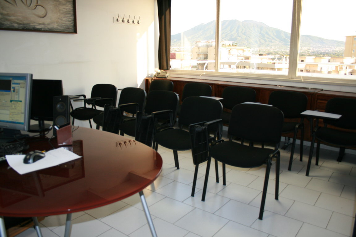 Napoli affitto locale eventi sala corsi formazione riunioni € 69 giorno